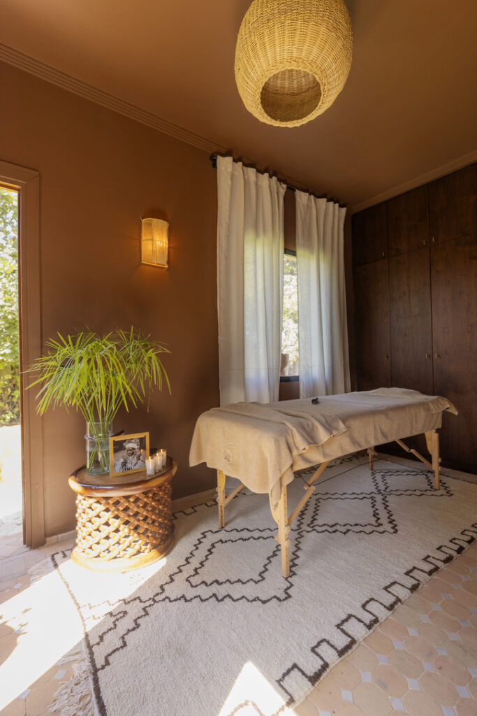 Table de massage installée à domicile à Marrakech par Zeina Spa pour soin bien-être relaxant